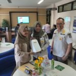 Satpol PP menyerahkan Sampek Es Krim kepada petugas BPOM Surabaya (Ist)