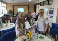 Satpol PP menyerahkan Sampek Es Krim kepada petugas BPOM Surabaya (Ist)