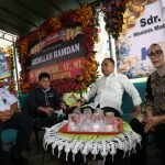 Wali Kota Eri Cahyadi bersama istrinya Rini Indriyani, saat takziah ke kediaman korban kecelakaan kereta api, Kamis (10/4/2025).