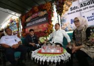 Wali Kota Eri Cahyadi bersama istrinya Rini Indriyani, saat takziah ke kediaman korban kecelakaan kereta api, Kamis (10/4/2025).