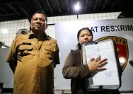 Nila Handiarti (kanan) didampingi Kepala Disperinaker Surabaya Achmad Zaini usai melakukan pelaporan di Polres Pelabuhan Tanjung Perak, Senin (14/4/2025).