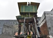 Penertiban rumah burung merpati di wilayah Kecamatan Sawahan Surabaya (dok. Satpol PP Surabaya)