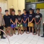 Keenam remaja yang diamankan beserta barang bukti sebilah celurit (dok. Polsek Kenjeran)