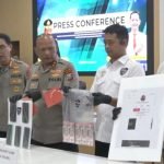 Konferensi pers ungkap kasus komplotan modus manipulasi video atau deepfake yang digelar di Mapolda Jatim, Senin (28/4/2025) (Foto: Bidhum Polda Jatim)