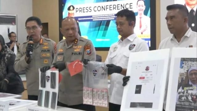 Konferensi pers ungkap kasus komplotan modus manipulasi video atau deepfake yang digelar di Mapolda Jatim, Senin (28/4/2025) (Foto: Bidhum Polda Jatim)