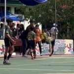 Tangkapan layar video seorang guru diduga banting pemain futsal yang merupakan pelajar (Ist)