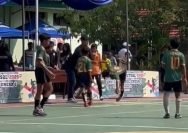 Tangkapan layar video seorang guru diduga banting pemain futsal yang merupakan pelajar (Ist)