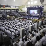 Acara penyerahan SK Pengangkatan PPPK TA 2024 di Gelanggang Olahraga (GOR) Pancasila Surabaya, Senin (28/4/2025).
