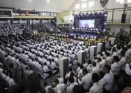 Acara penyerahan SK Pengangkatan PPPK TA 2024 di Gelanggang Olahraga (GOR) Pancasila Surabaya, Senin (28/4/2025).