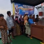 Masyarakat Pulau Raas mengantar keluarganya di Kapal Ghanda Nusantara 2 (Sumber: Kominfo Jatim)