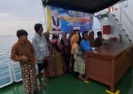 Masyarakat Pulau Raas mengantar keluarganya di Kapal Ghanda Nusantara 2 (Sumber: Kominfo Jatim)