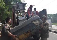dok. Penertiban PKL di sekitaran kaki Jembatan Suramadu Surabaya (Foto: Satpol PP Surabaya)