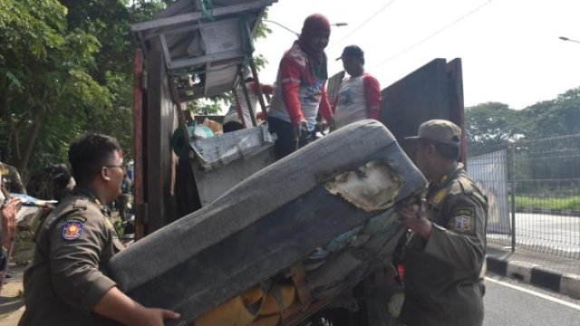 dok. Penertiban PKL di sekitaran kaki Jembatan Suramadu Surabaya (Foto: Satpol PP Surabaya)
