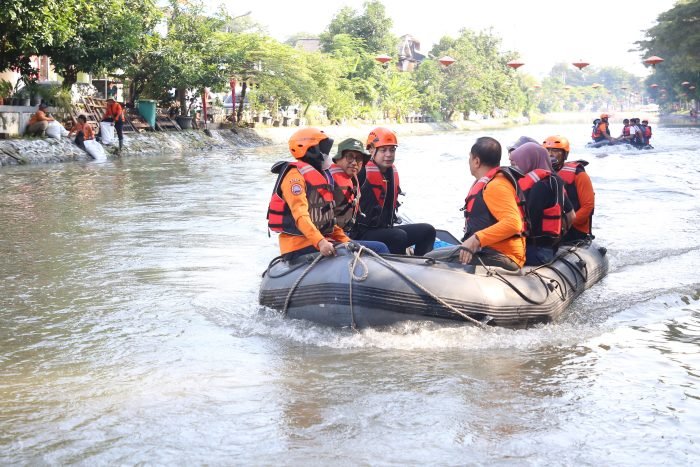 Aksi bersih-bersih Sungai Kalimas Surabaya dalam rangka memperingati Hari Bumi 2025 pada Sabtu (3/5/2025).
