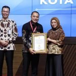 Wali Kota Surabaya Eri Cahyadi menerima penghargaan Indeks RB 2024 tertinggi nasional dari Menteri PAN-RB Rini Widyantini di Kantor Kementerian PAN-RB, Jakarta, Rabu (30/4/2025) (Foto: Pemkot Surabaya)