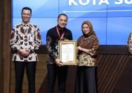Wali Kota Surabaya Eri Cahyadi menerima penghargaan Indeks RB 2024 tertinggi nasional dari Menteri PAN-RB Rini Widyantini di Kantor Kementerian PAN-RB, Jakarta, Rabu (30/4/2025) (Foto: Pemkot Surabaya)