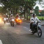 Wali Kota Eri Cahyadi dan Ketua TP PKK Rini Indriyani, berboncengan naik motor RX-King saat menuju Taman Suroboyo, Sabtu (3/5/2025) sore.