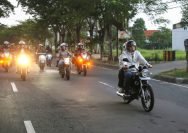 Wali Kota Eri Cahyadi dan Ketua TP PKK Rini Indriyani, berboncengan naik motor RX-King saat menuju Taman Suroboyo, Sabtu (3/5/2025) sore.