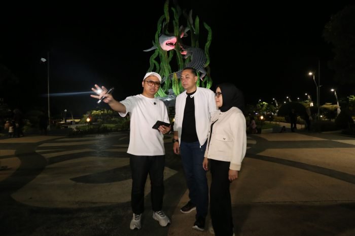 Wali Kota Surabaya Eri Cahyadi dan Ketua TP PKK Rini Indriyani, saat meninjau Taman Suroboyo, Sabtu (3/5/2025).