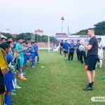 Pelatih dari Tranmere Rovers FC, saat memimpin sesi latihan di Lapangan Sepak Bola Unesa, Kampus Lidah Wetan, Surabaya, Rabu (14/5/2025). (Foto: Humas Unesa)