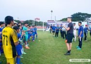 Pelatih dari Tranmere Rovers FC, saat memimpin sesi latihan di Lapangan Sepak Bola Unesa, Kampus Lidah Wetan, Surabaya, Rabu (14/5/2025). (Foto: Humas Unesa)