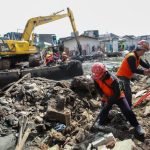 Proses penertiban bangunan liar di bantaran Sungai Kalianak Surabaya, Rabu (21/5/2025).