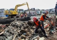 Proses penertiban bangunan liar di bantaran Sungai Kalianak Surabaya, Rabu (21/5/2025).