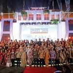 Foto bersama wali kota se-Indonesia dalam gelaran gala dinner Munas VII APEKSI 2025 di halaman Balai Kota Surabaya, Rabu (7/5/2025) malam.