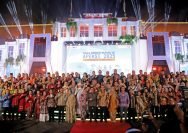 Foto bersama wali kota se-Indonesia dalam gelaran gala dinner Munas VII APEKSI 2025 di halaman Balai Kota Surabaya, Rabu (7/5/2025) malam.
