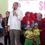 Wali Kota Eri Cahyadi dalam program Sekolah Orang Tua Hebat (SOTH) di Gedung Sumber Karya Wigati RW 8 Tambak Segaran Wetan, Surabaya, Selasa (27/5/2025).