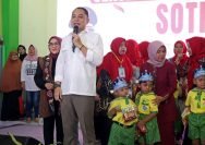 Wali Kota Eri Cahyadi dalam program Sekolah Orang Tua Hebat (SOTH) di Gedung Sumber Karya Wigati RW 8 Tambak Segaran Wetan, Surabaya, Selasa (27/5/2025).