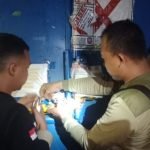 Personel Satpol PP menyegel ulang gudang milik Sentoso Seal yang berada di pergudangan Margomulyo pada Jumat (2/5/2025) malam. (dok. Satpol PP Surabaya)