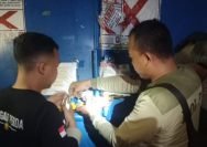 Personel Satpol PP menyegel ulang gudang milik Sentoso Seal yang berada di pergudangan Margomulyo pada Jumat (2/5/2025) malam. (dok. Satpol PP Surabaya)