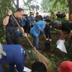 Aksi bersih-bersih Sungai Kalimas Surabaya dalam rangka memperingati Hari Bumi 2025 pada Sabtu (3/5/2025).