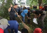 Aksi bersih-bersih Sungai Kalimas Surabaya dalam rangka memperingati Hari Bumi 2025 pada Sabtu (3/5/2025).