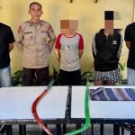 Polisi mengamankan kedua remaja bersama barang bukti senjata tajam (dok. Hum Res Perak)