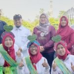 Dua dari kiri: Anggota DPRD Surabaya, Johari Mustawan hadir dalam acara Gebyar Senam 1000 Lansia Kecamatan Dukuh Pakis (Ist)