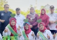 Dua dari kiri: Anggota DPRD Surabaya, Johari Mustawan hadir dalam acara Gebyar Senam 1000 Lansia Kecamatan Dukuh Pakis (Ist)