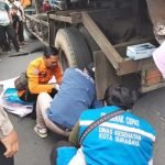 Petugas gabungan dari Command Center 112 lakukan evakuasi korban kecelakaan di Jalan Bubutan Surabaya, Senin (19/5/2025) (dok. CC 112)