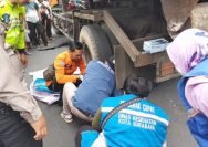 Petugas gabungan dari Command Center 112 lakukan evakuasi korban kecelakaan di Jalan Bubutan Surabaya, Senin (19/5/2025) (dok. CC 112)