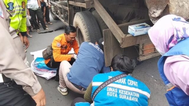 Petugas gabungan dari Command Center 112 lakukan evakuasi korban kecelakaan di Jalan Bubutan Surabaya, Senin (19/5/2025) (dok. CC 112)