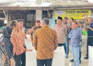 Ketua beserta anggota Komisi B DPRD Surabaya saat sidak Pasar Kembang, Kamis (8/5/2025).