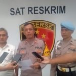 Kasi Humas Polres Pelabuhan Tanjung Perak Surabaya Iptu Suroto (tengah) saat memberikan keterangan kepada awak media (Hum/Res)