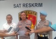 Kasi Humas Polres Pelabuhan Tanjung Perak Surabaya Iptu Suroto (tengah) saat memberikan keterangan kepada awak media (Hum/Res)