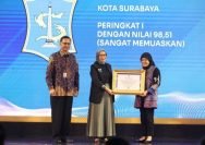 Asisten Pemerintahan dan Kesejahteraan Rakyat Kota Surabaya, Erna Purnawati (kanan) saat menerima penghargaan di Kantor ANRI, Jakarta Selatan, Kamis (22/5/2025).