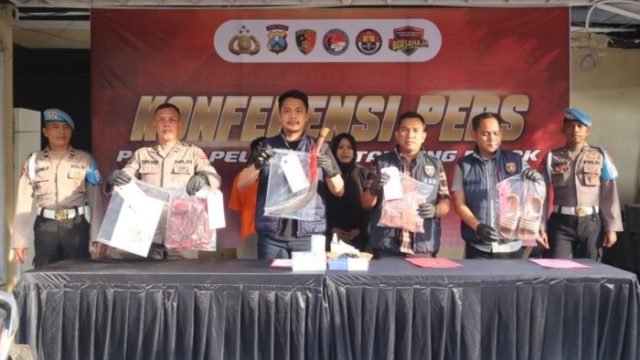 Konferensi pers ungkap kasus pembacokan yang digelar di Mapolres Pelabuhan Tanjung Perak Surabaya, Kamis (22/5/2025) /Hum-res