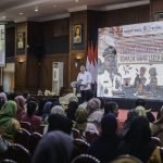 Wali Kota Surabaya Eri Cahyadi saat memberikan pengarahan kepada 500 orang tua di Graha Sawunggaling, Sabtu (24/5/2025).