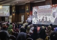 Wali Kota Surabaya Eri Cahyadi saat memberikan pengarahan kepada 500 orang tua di Graha Sawunggaling, Sabtu (24/5/2025).
