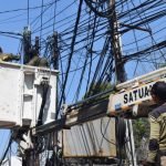 Personel Satpol PP Surabaya tengah menertibkan kabel utilitas (Ist)