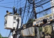 Personel Satpol PP Surabaya tengah menertibkan kabel utilitas (Ist)